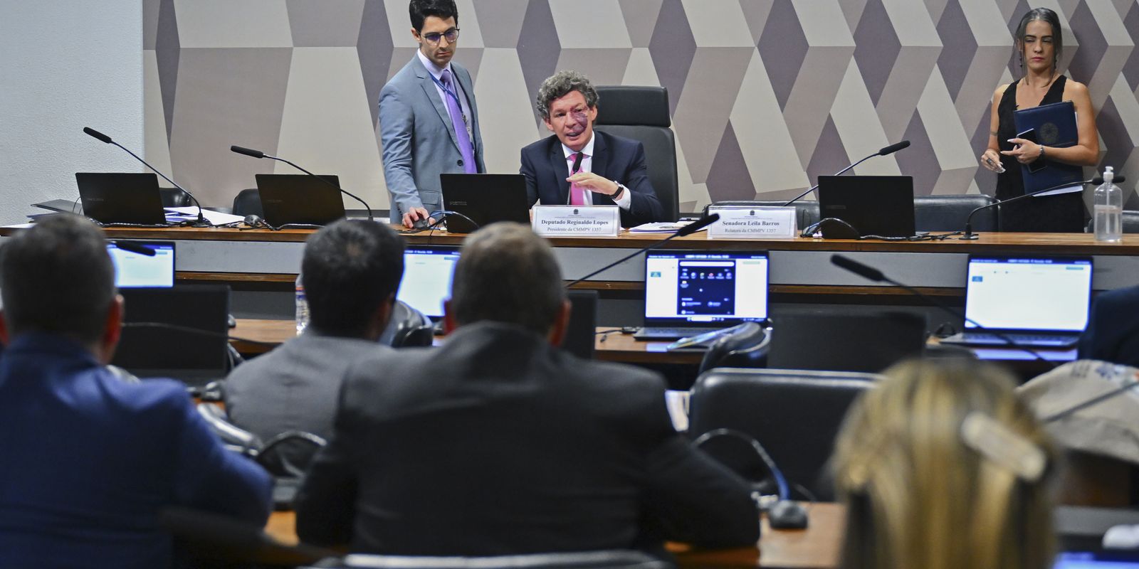 Comissão aprova MP da taxa das blusinhas: texto segue a plenários