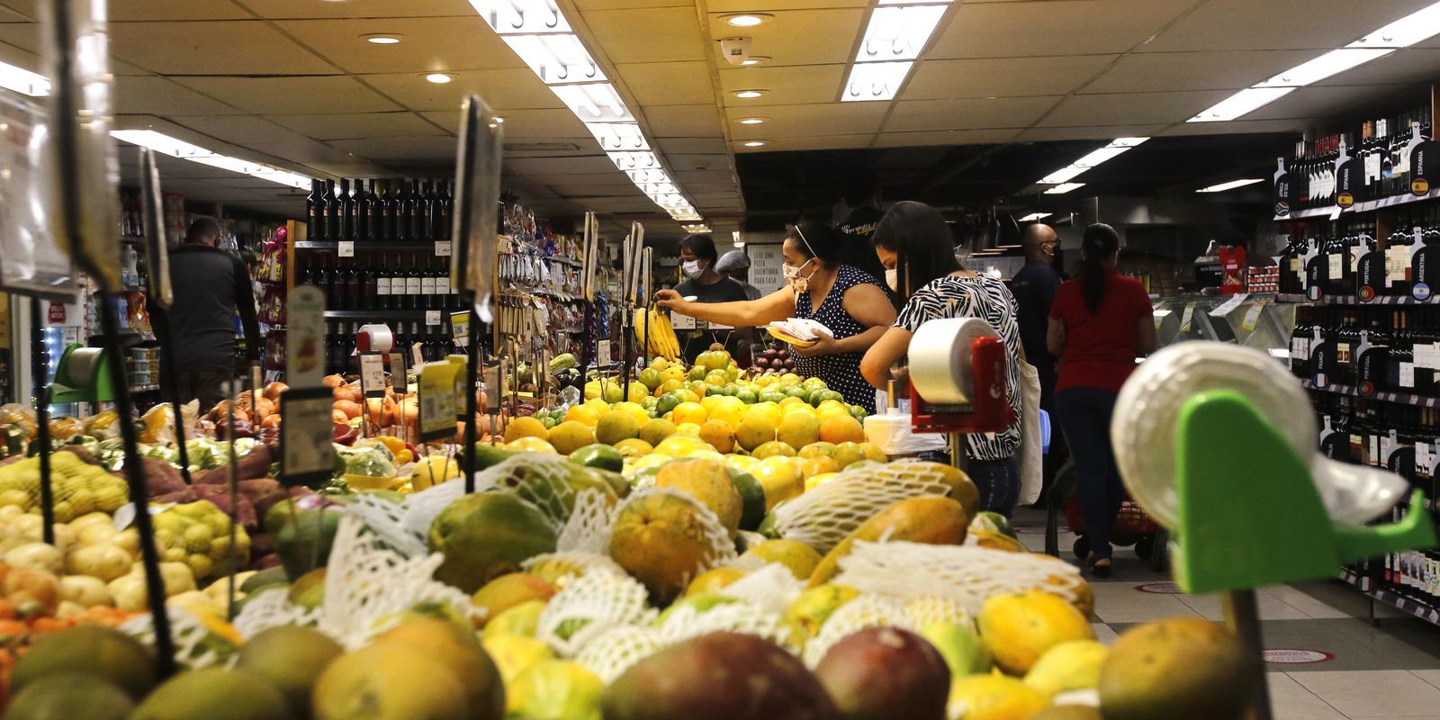 INPC, inflação que corrige salários, acumula 4,29% em 12 meses